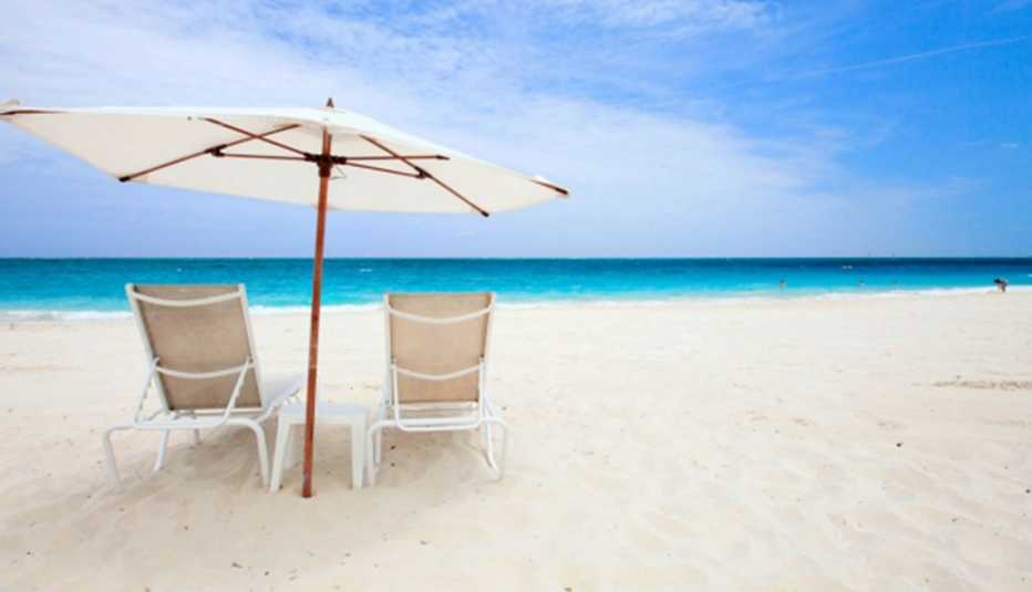 Dos sillas de playa en una playa en Cancún, México