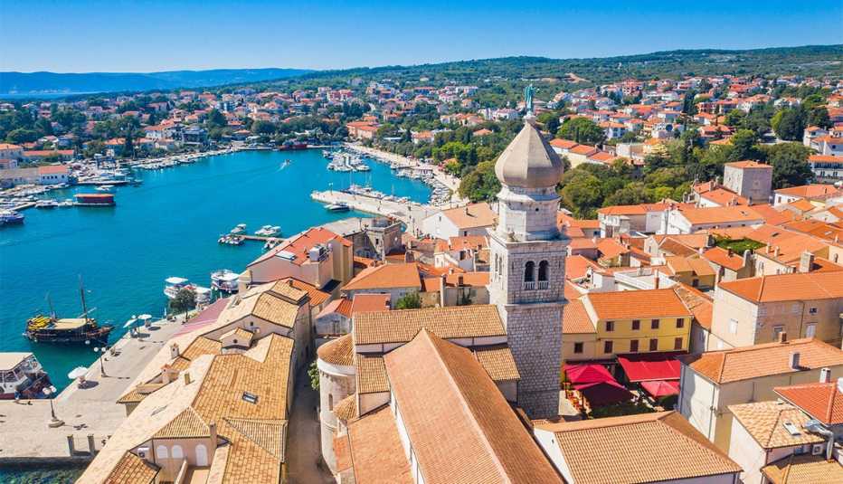 Parte antigua del poblado de Krk en Croacia