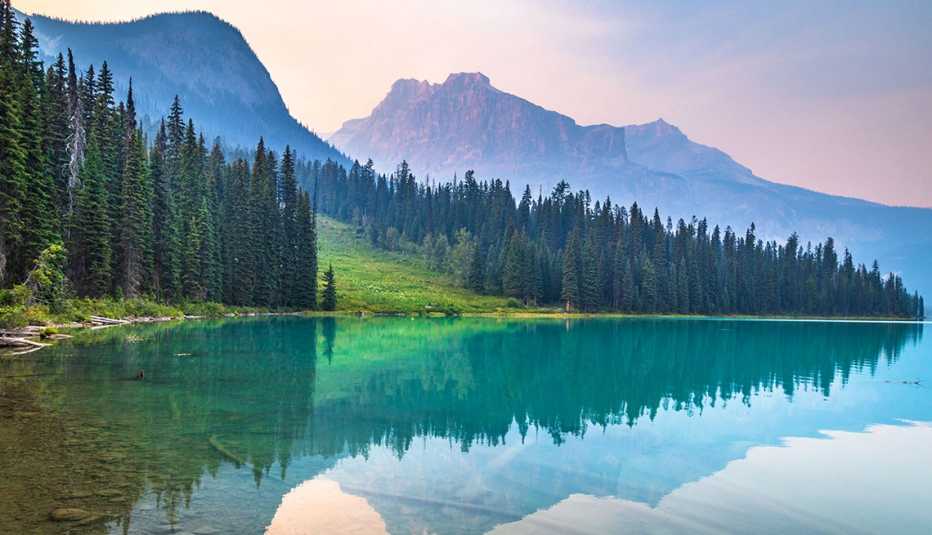 Anochecer en el Lago Esmeralda, en el Parque Nacional Yoho