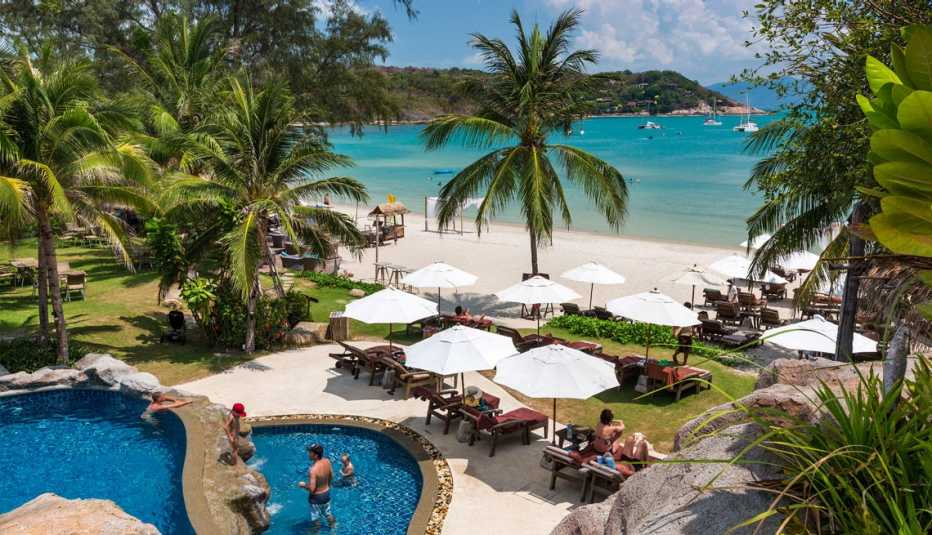 Personas en una piscina junto a una playa en Koh Samui, Tailandia