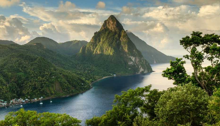 Panorámica de dos montañas altas en St. Lucia