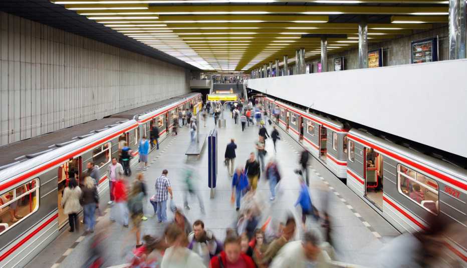 Tren subterráneo llega a la estación 
