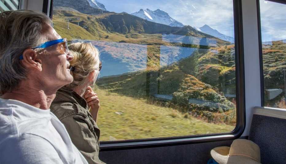 Pareja viaja en un tren 