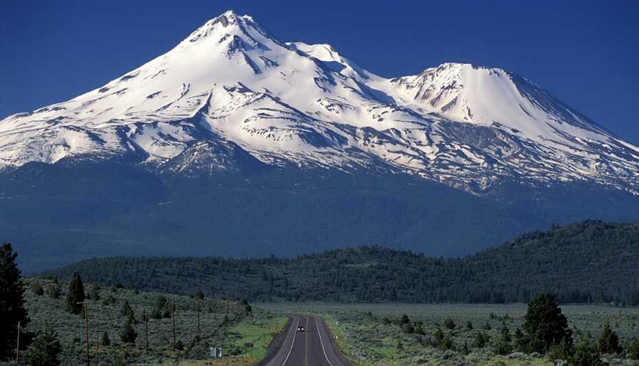Carretara con dos picos nevados al fondo