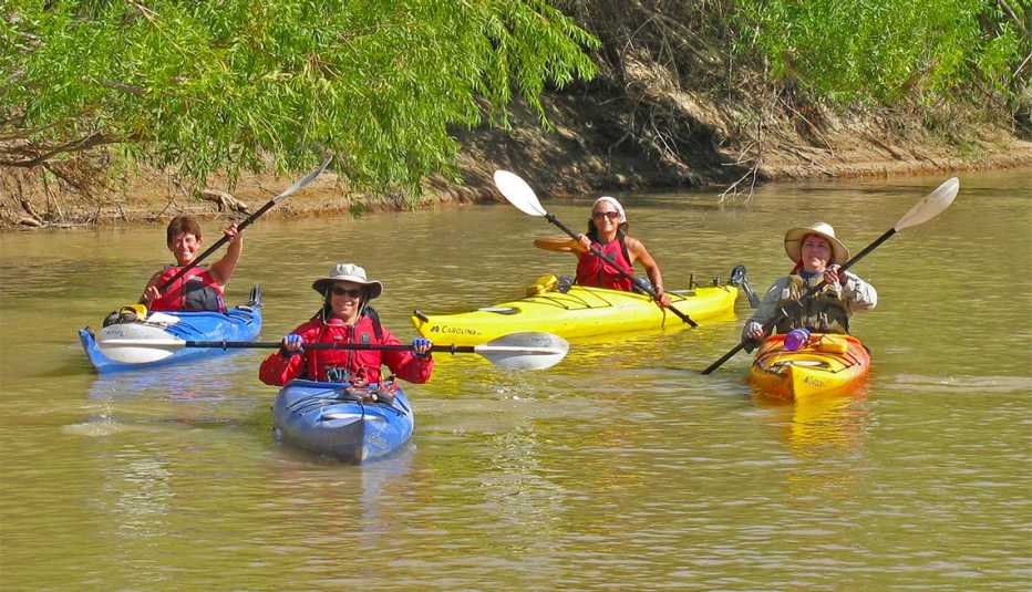 Cuatro personas en una excursión acuática