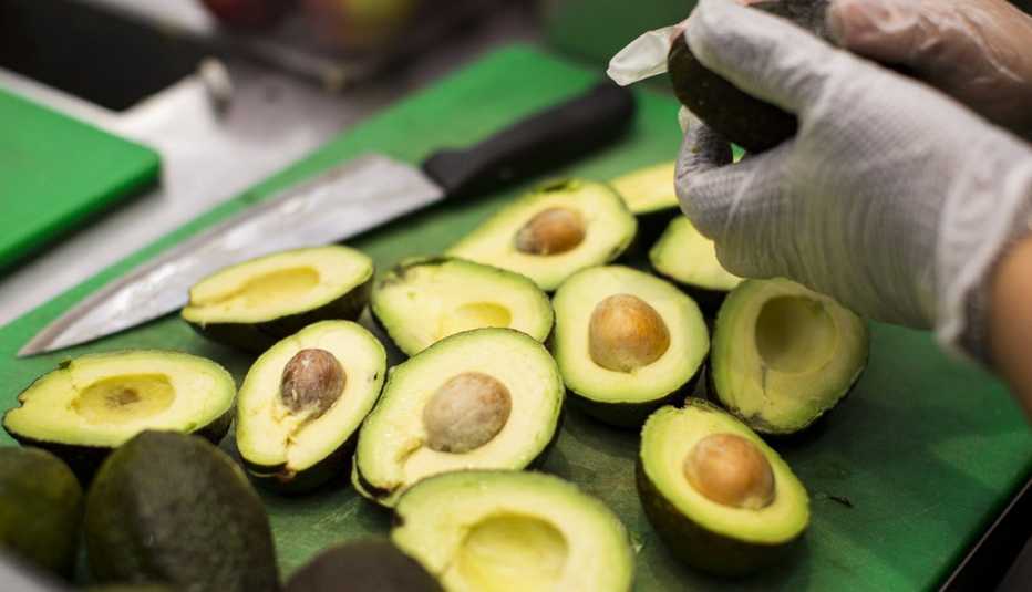Persona corta aguacates