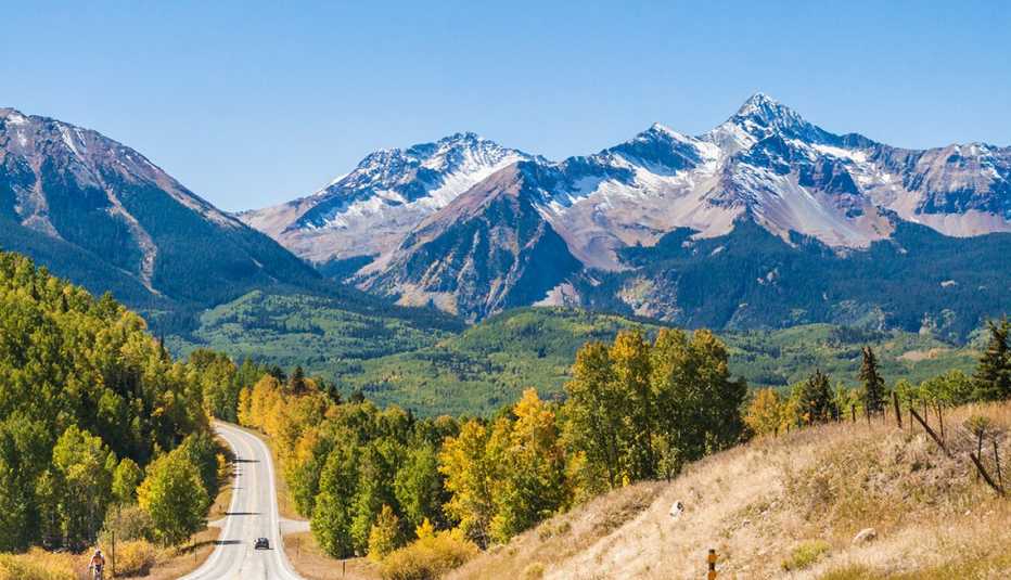 Árboles en la temporada de otoño y en el horizonte las montañas de Colorado.
