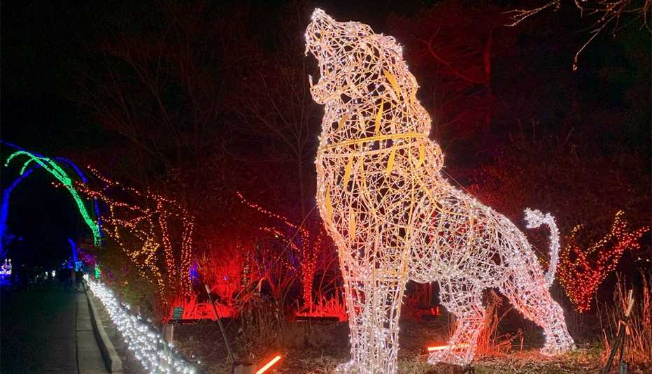 Forma de león iluminado en el zoológico de Detroit