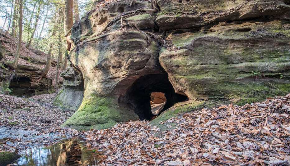 Arco de piedra arenisca en el lecho de un arroyo