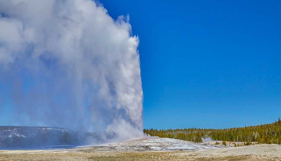 Salida de agua en el Old Faithful Geyser en Yellowstone