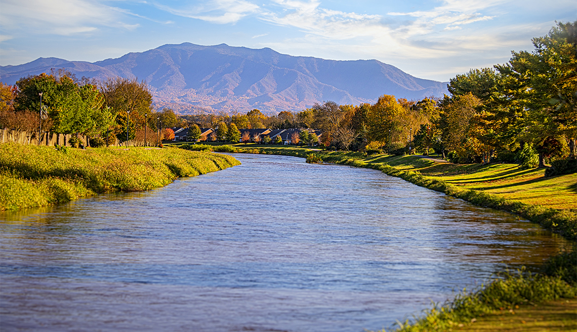 Río y follaje de otoño en Sevierville, Tennessee