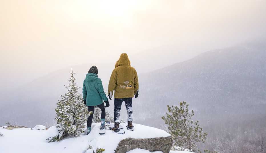 Pareja con ropa de invierno en Lake Placid