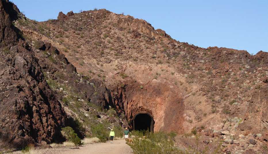 Personas caminan por el histórico sendero del túnel del ferrocarril