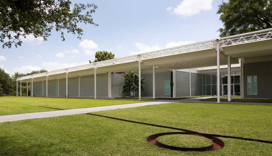 Entrada de una edificación de una sola planta
