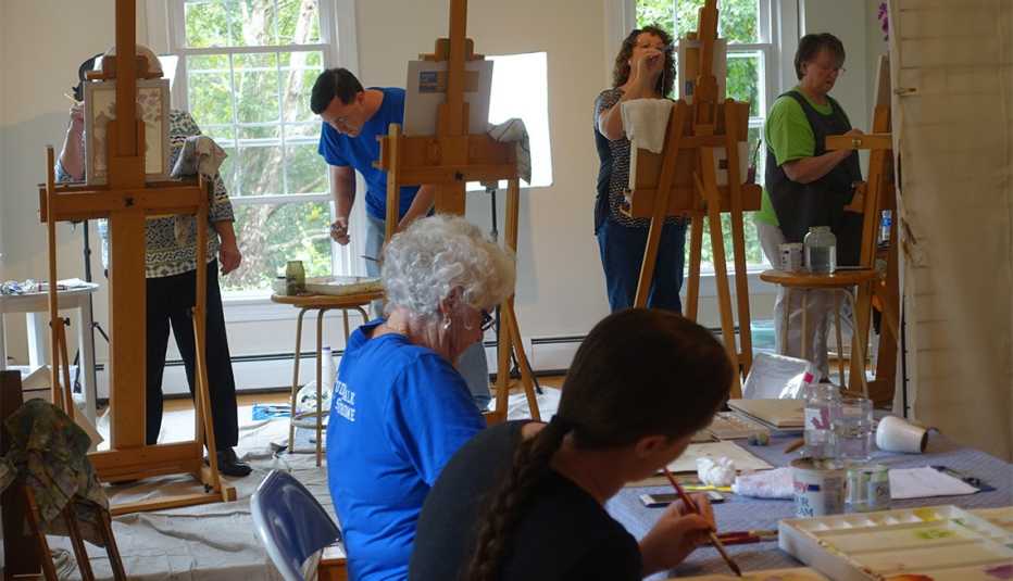 Grupo de personas pintando