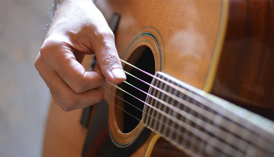 Persona toca guitarra
