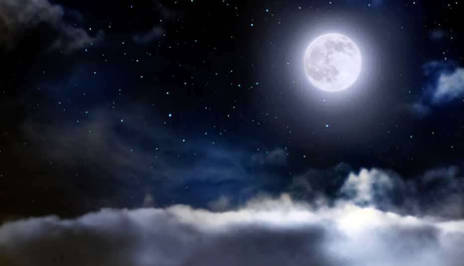 Luna llena, nubes y estrellas