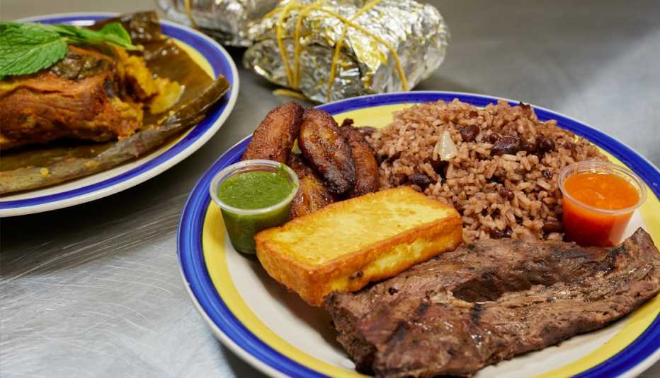 Plato con carne y algunos acompañantes