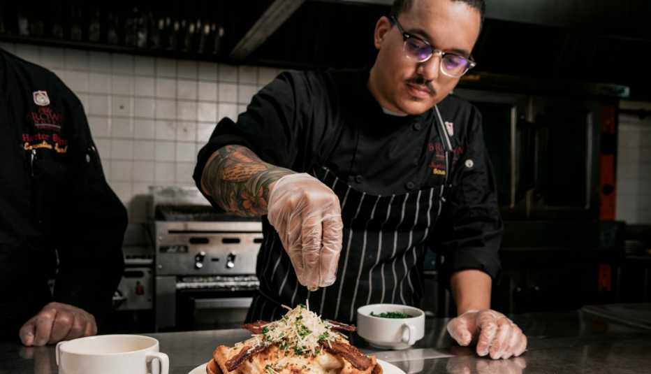 Chef haciendo un sánduche