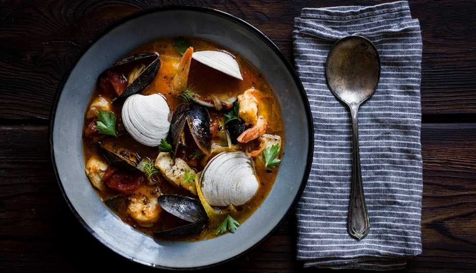 Guiso de pescado Cioppino, originario de San Francisco.