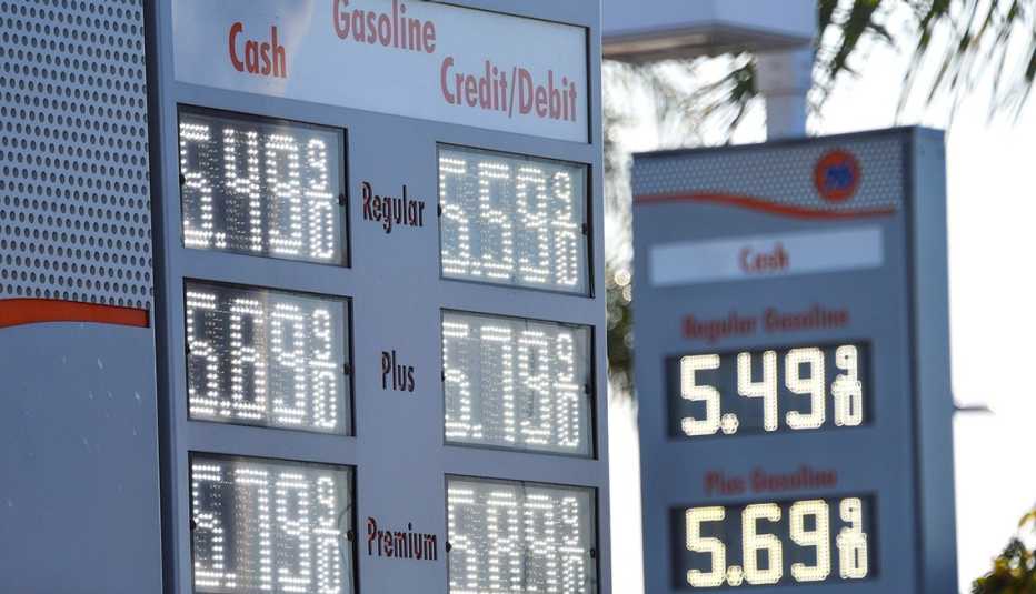 Precios de la gasaolina en una estación de servicio en California