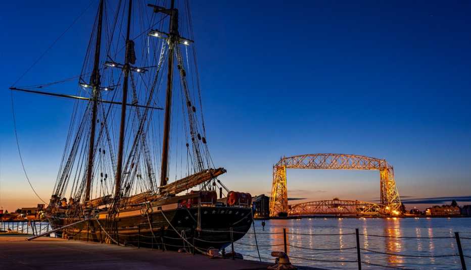 Velero en el puerto de Duluth Minnesota