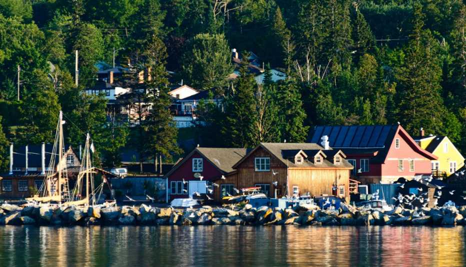 Casas frente a un lago