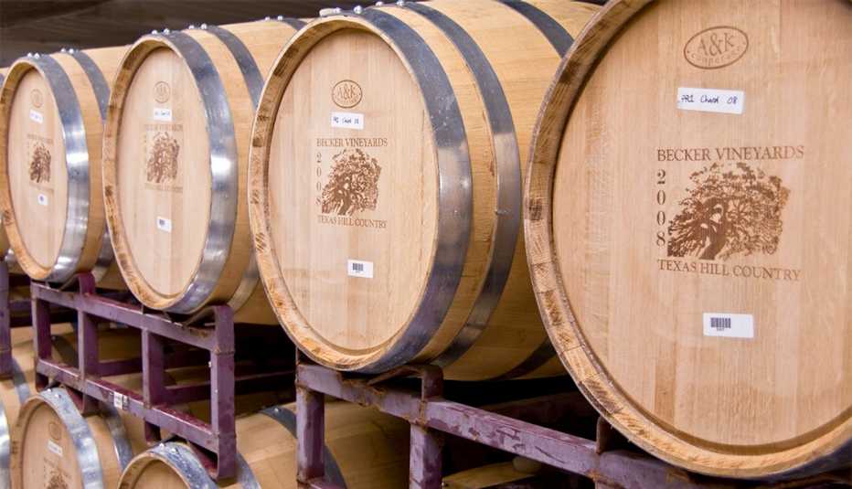 Barriles de madera apilados