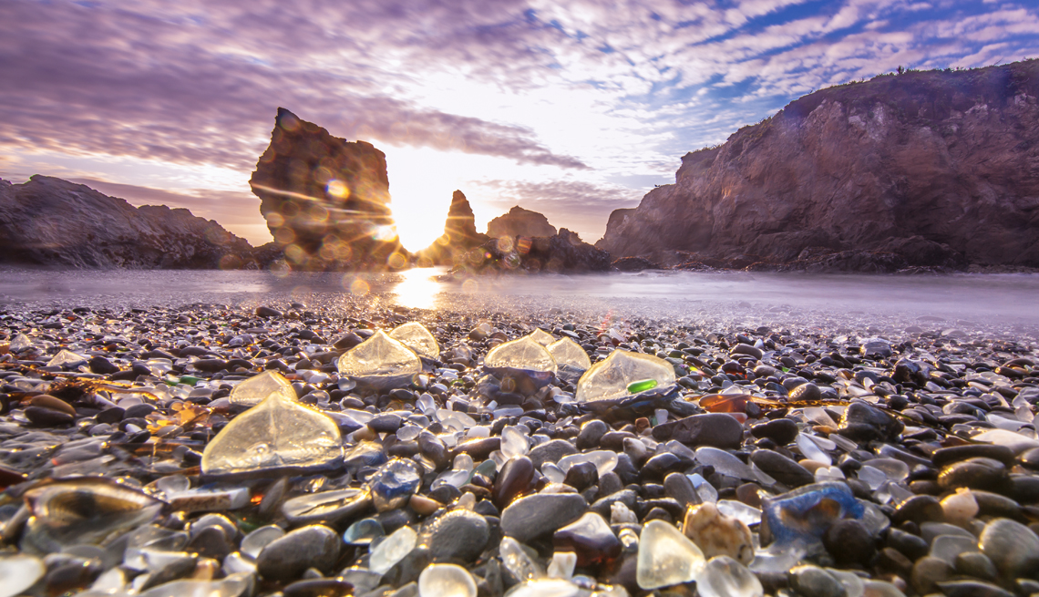 Puesta de sol de invierno sobre Glass Beach en Fort Bragg California