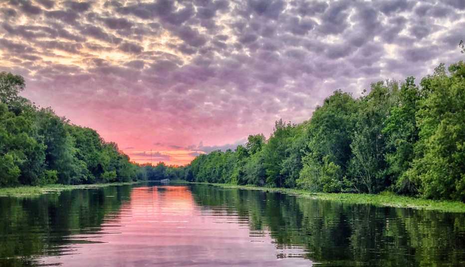 Puesta de sol sobre el río Perla en Slidell, Luisiana