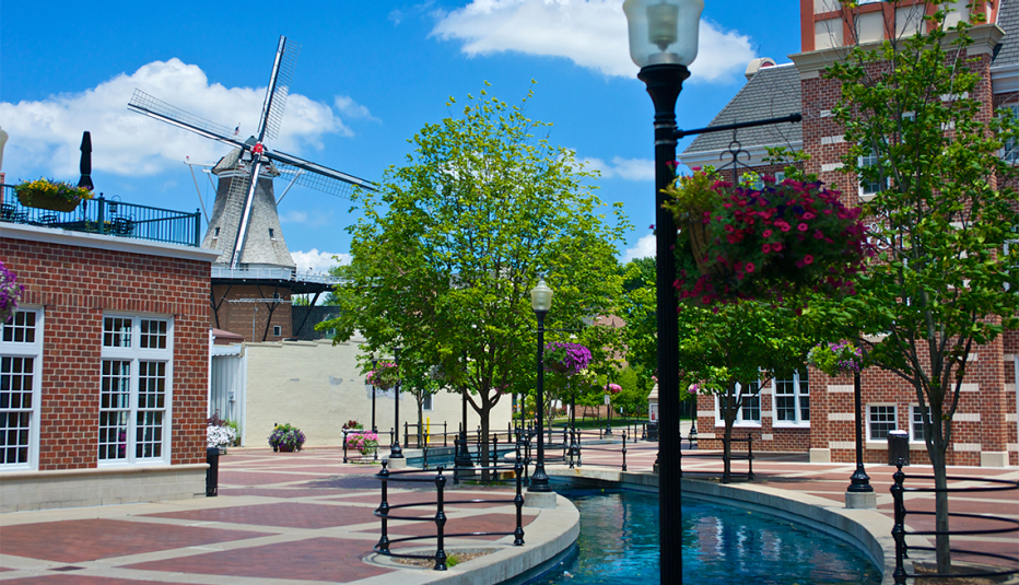 Molino de viento detrás de una plaza en Pella Iowa