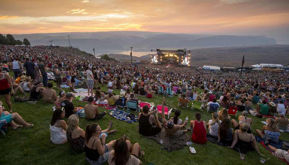 Asistentes a un concierto al aire libre