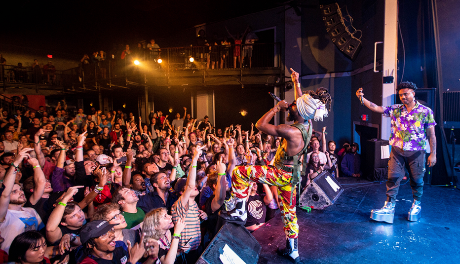El grupo de hip hop Earth Gang tocando en el Lincoln Theatre de Raleigh, Carolina del Norte