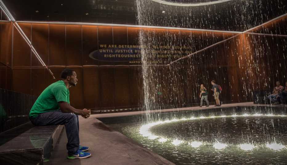 Hombre contempla el interior de un museo