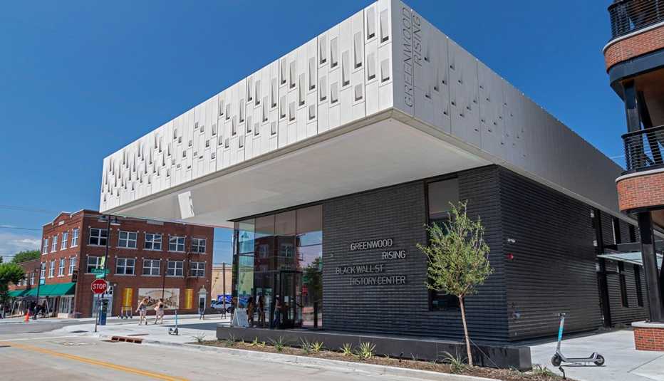Fachada del museo Greenwood Rising en Tulsa, Oklahoma