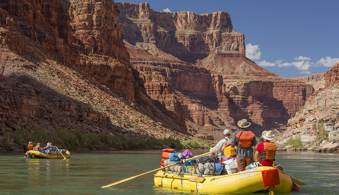 Balsas de aguas rápidas debajo de las empinadas paredes del cañón en el Río Colorado en el Parque Nacional del Gran Cañón.