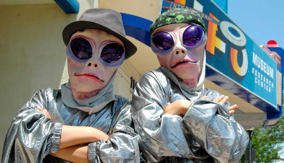 Dos personas vestidas de extraterrestres
