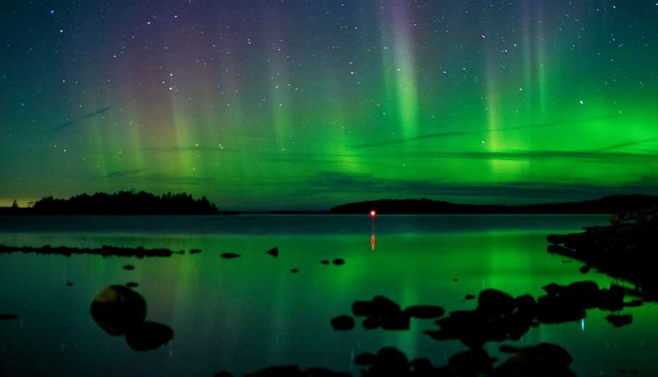 La aurora boreal brilla sobre el horizonte en Minnesota