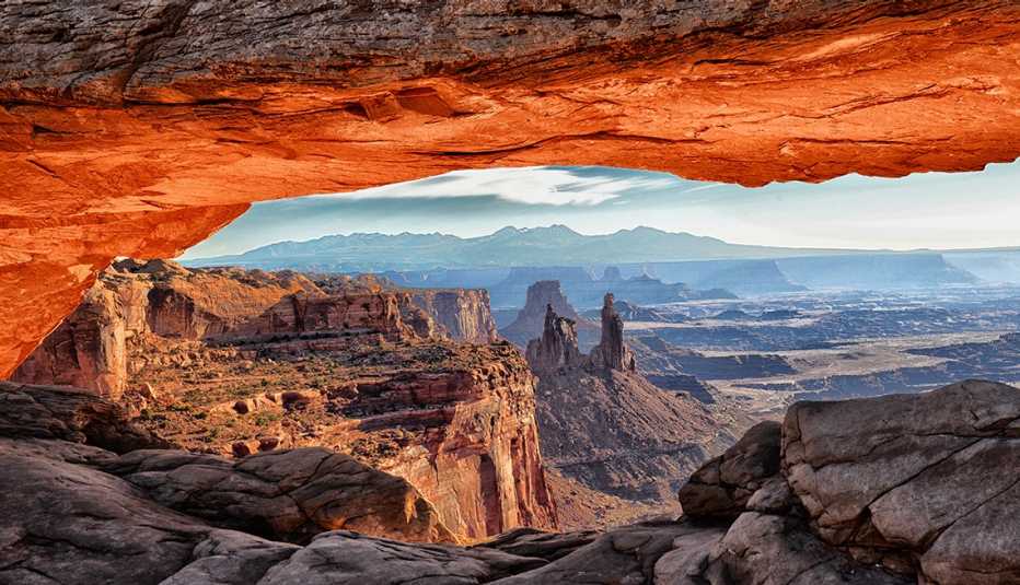 Formación Mesa Arch a la salida del sol, Parque Nacional Canyonlands.