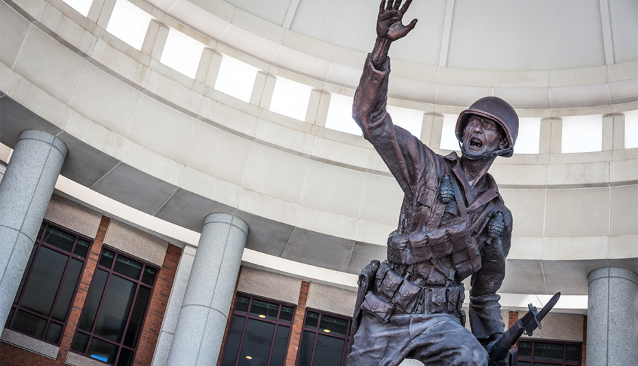 Escultura de un soldado en un museo