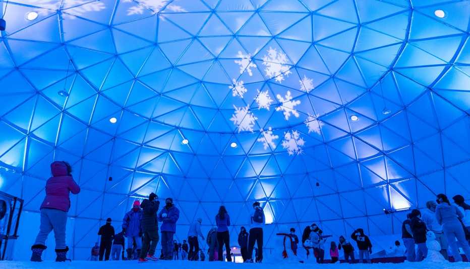El Arctic Igloo contiene más de 100 toneladas de nieve artificial.