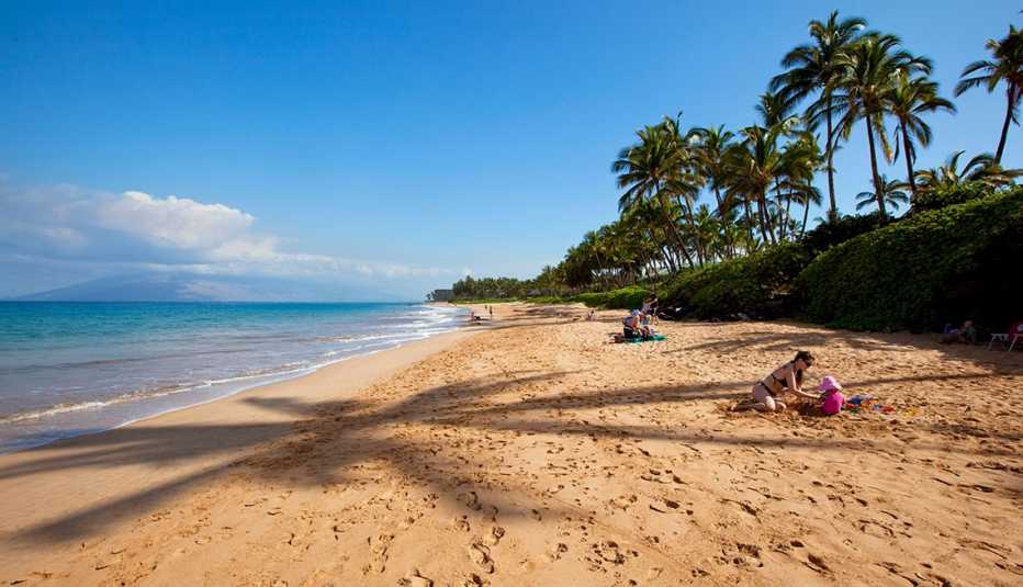 Turista a lo largo de la playa de Keawakapu en Maui