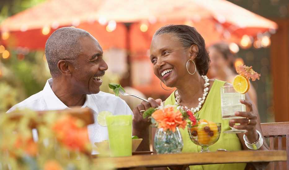 A man and woman drinking cocktails together at a restaurant